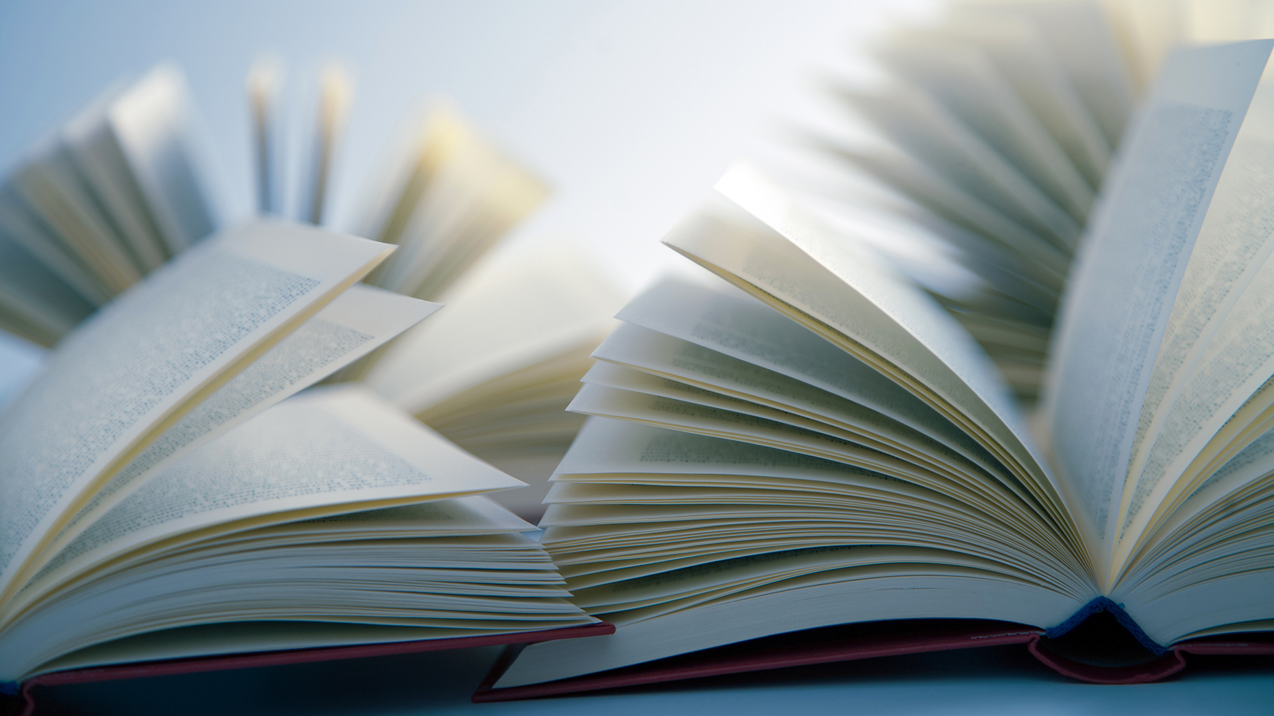 Книги на голубом фоне